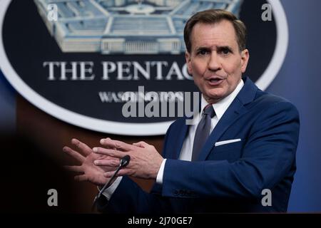 Le secrétaire de presse du Pentagone, John F. Kirby, tient un exposé de presse, le Pentagone, Washington, D.C., le 4 mai, 2022. (Photo DoD de Chad J. McNeeley) Banque D'Images