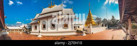 Wat Phrathat pu Jae bouddha et lac Huai Mae Toek dans la province de Phrae, Thaïlande Banque D'Images