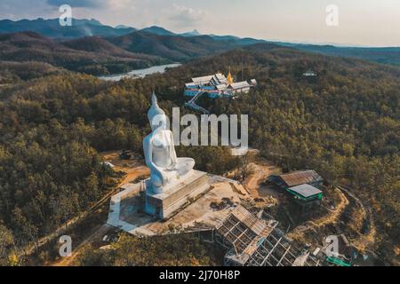 Wat Phrathat pu Jae bouddha et lac Huai Mae Toek dans la province de Phrae, Thaïlande Banque D'Images