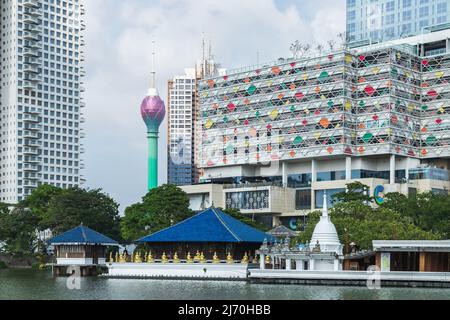 Colombo, Sri Lanka - 3 décembre 2021 : la ville de Colombo est dotée de bâtiments résidentiels modernes et d'une tour de Lotus dans un ciel nuageux par temps ensoleillé Banque D'Images