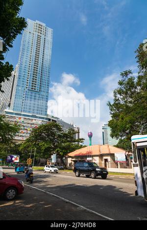 Colombo, Sri Lanka - 3 décembre 2021 : vue sur la rue Colombo, photo verticale avec bâtiments résidentiels modernes et tour de Lotus en arrière-plan Banque D'Images