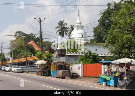Malabe, Sri Lanka - 4 décembre 2021 : vue sur la rue Malabe avec le dôme du Sri Sudhardanarama Purana Viharaya en arrière-plan, temple principal de la BU Banque D'Images