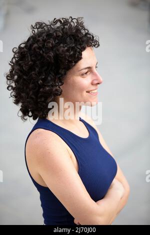 Beautiful woman smiling outdoors Banque D'Images