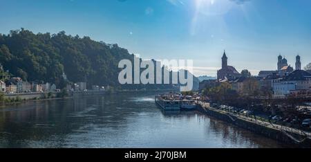 Panorama de Passau avec la rivière Inn (note de la rédaction: panorama a été automatiquement assemblé dans un ordinateur à partir de trois images, aucun changement numérique n'a été fait à la photo) Banque D'Images