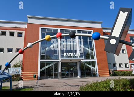 02 mai 2022, Brandebourg, Schwedt: La mairie de la ville de Schwedt, dans le nord-est du Brandebourg, dans le district d'Uckermark. Photo: Patrick Pleul/dpa Banque D'Images