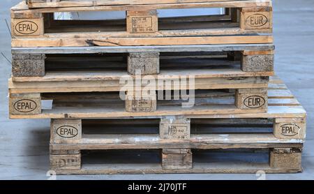 02 mai 2022, Brandebourg, Schwedt: Plusieurs palettes Euro sont posées sur une pile. Photo: Patrick Pleul/dpa Banque D'Images