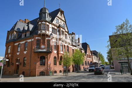 02 mai 2022, Brandebourg, Schwedt: Bâtiments résidentiels et commerciaux dans la ville de Schwedt, dans le nord-est du Brandebourg, dans le district d'Uckermark. Photo: Patrick Pleul/dpa Banque D'Images