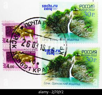 MOSCOU, RUSSIE - 10 JUIN 2021: Timbres-poste imprimés en Russie montre la chute d'eau d'Orekhovsky, Sotchi, Jeux Olympiques d'hiver 2014 - Sotchi - Tourisme sur Bla Banque D'Images