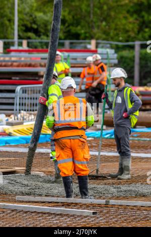 Le pompage du béton technique, une machine hydraulique £500 000, transporte le béton humide à partir de 15 mélangeurs de béton qui devraient arriver sur le site Preston Docks sur la voie de navigation. Le site déjà-empilé va maintenant obtenir 175 mètres cubes de ciment comme base pour la MAISON DE SOINS MORAR structure de deux étages. Banque D'Images