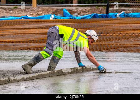 Le pompage du béton technique, une machine hydraulique £500 000, transporte le béton humide à partir de 15 mélangeurs de béton qui devraient arriver sur le site Preston Docks sur la voie de navigation. Le site déjà-empilé va maintenant obtenir 175 mètres cubes de ciment comme base pour la MAISON DE SOINS MORAR structure de deux étages. Banque D'Images