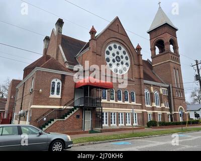 Augusta, GA Etats-Unis - 03 10 22: L'église baptiste reconnaissante garée en voiture vue à distance Banque D'Images