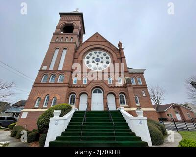 Augusta, GA USA - 03 10 22: Eglise baptiste reconnaissante regardant le tapis vert marches à l'entrée Banque D'Images