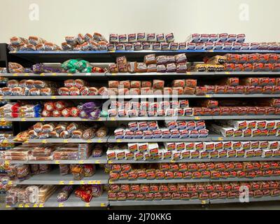 Grovetown, GA USA - 04 20 22: Vue avant de la section de pain en tranches Walmart Banque D'Images