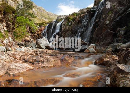 cascade d'une petite crique dans les montagnes écossaises Banque D'Images