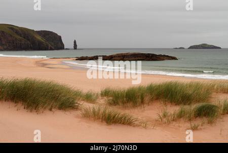 Sandwood Bay est une baie naturelle de Sutherland, sur la côte nord-ouest de l'Écosse continentale. Il est plus connu pour sa plage éloignée de 1 km de long et Un Banque D'Images