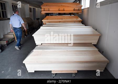 05 mai 2022, Rhénanie-du-Nord-Westphalie, Cologne: Coffins stand dans l'entrepôt de Peter Braun Sargfabrik. Le Bundesverband Bestattungsbedarf présente une étude de l'industrie sur les effets de la guerre en Ukraine. Photo: Federico Gambarini/dpa Banque D'Images