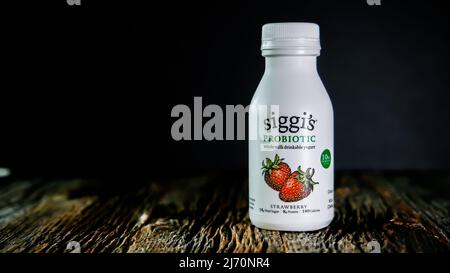 NORWALK, CT, USA - 4 MAI 2022: Siggis probiotic lait entier yogourt buvable à la fraise sur table rustique en bois en bouteille plastique Banque D'Images