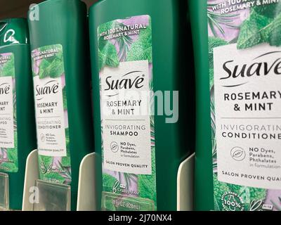 Grovetown, GA USA - 04 20 22: Produits de soins des cheveux sur une étagère de magasin de détail bouteille verte Suave Banque D'Images