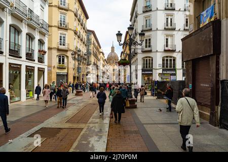 Saragosse, Aragon, Espagne - 23 avril 2022 : personnes marchant à travers Saragosse le jour de Saint-Georges Banque D'Images