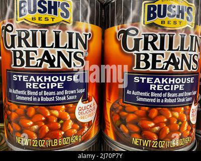 Grovetown, GA USA - 04 20 22: Vente au détail produits Bushs griller des haricots dans une conserve Banque D'Images