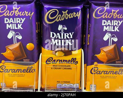 Grovetown, GA USA - 04 20 22: Magasin de détail produits Cadbury Candy bars Banque D'Images