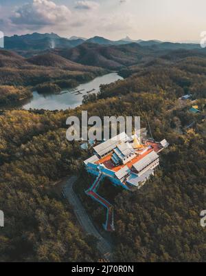 Wat Phrathat pu Jae bouddha et lac Huai Mae Toek dans la province de Phrae, Thaïlande Banque D'Images