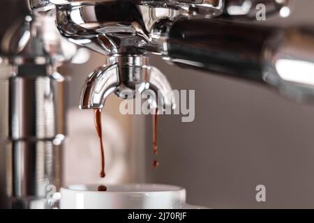 L'espresso s'écoule d'une machine professionnelle Banque D'Images