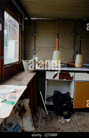 Intérieur effroné d'un abri en béton désusagé avec toit en amiante sur le point d'être démoli Banque D'Images