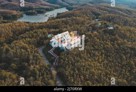 Wat Phrathat pu Jae bouddha et lac Huai Mae Toek dans la province de Phrae, Thaïlande Banque D'Images