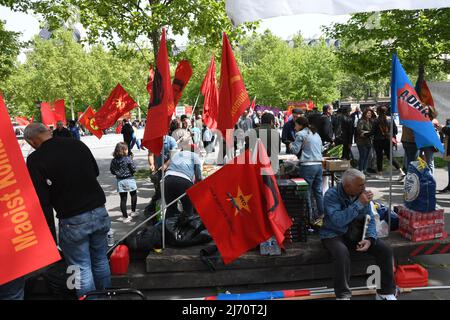 05-01-2022 Paris, France. Journée internationale du travail alias Mayday.manifestations et célébrations à Paris. Les syndicats, les travailleurs et les étudiants défilent à Paris pour protester contre le nouveau système de retraite et pour la plupart plus pacifié, mais certains manifestants sont devenus violents, ont déclenché des incendies et ont détruit des entreprises. La police anti-émeute a utilisé des gaz de taregas et arrêté plus de 50 personnes. Banque D'Images