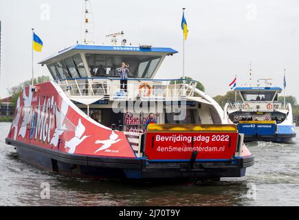 Amsterdam, pays-Bas. 5th mai 2022. 2022-05-05 10:29:02 AMSTERDAM - le ferry spécial de la liberté. À bord du ferry, qui traverse l'IJ le jour de la libération, vous pourrez parler de la liberté, assister à des spectacles musicaux et manger un soupe de la liberté. ANP EVERT ELZINGA pays-bas - belgique OUT crédit: ANP/Alay Live News Banque D'Images