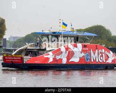 Amsterdam, pays-Bas. 5th mai 2022. 2022-05-05 10:27:48 AMSTERDAM - le ferry spécial de la liberté. À bord du ferry, qui traverse l'IJ le jour de la libération, vous pourrez parler de la liberté, assister à des spectacles musicaux et manger un soupe de la liberté. ANP EVERT ELZINGA pays-bas - belgique OUT crédit: ANP/Alay Live News Banque D'Images