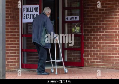 Slough, Berkshire, Royaume-Uni. 5th mai 2022. Un électeur âgé arrive pour voter à une station de vote de l'église des Saints des derniers jours à Slough. C'était un matin calme aux stations de vote de l'autre côté de Slough ce matin. Souvent, les gens ne s'embêtent pas à voter pour les élections locales. Cependant, à la suite de la gestion par le gouvernement de la crise de Covid-19, du scandale des PPE, de Partygate et de la crise du coût de la vie, le parti conservateur devrait perdre des centaines de sièges aux élections locales aujourd'hui. Crédit : Maureen McLean/Alay Live News Banque D'Images