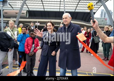 Amsterdam, pays-Bas. 5th mai 2022. 2022-05-05 10:35:33 AMSTERDAM - Maire Femke Halsema et président du comité d'Amsterdam 4 et 5 mai Job Cohen pendant l'ouverture d'un ferry spécial de la liberté. À bord du ferry, qui traverse l'IJ le jour de la libération, vous pourrez parler de la liberté, assister à des spectacles musicaux et manger un soupe de la liberté. ANP EVERT ELZINGA pays-bas - belgique OUT crédit: ANP/Alay Live News Banque D'Images
