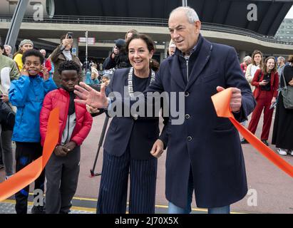 Amsterdam, pays-Bas. 5th mai 2022. 2022-05-05 10:35:33 AMSTERDAM - Maire Femke Halsema et président du comité d'Amsterdam 4 et 5 mai Job Cohen pendant l'ouverture d'un ferry spécial de la liberté. À bord du ferry, qui traverse l'IJ le jour de la libération, vous pourrez parler de la liberté, assister à des spectacles musicaux et manger un soupe de la liberté. ANP EVERT ELZINGA pays-bas - belgique OUT crédit: ANP/Alay Live News Banque D'Images