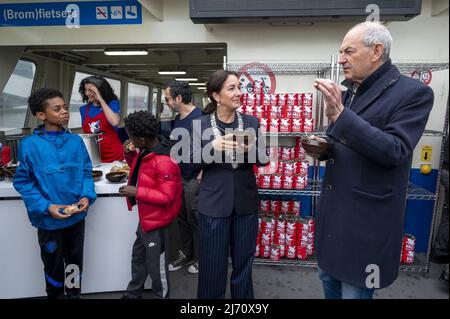 Amsterdam, pays-Bas. 5th mai 2022. 2022-05-05 10:46:08 AMSTERDAM - Maire Femke Halsema et président du comité d'Amsterdam 4 et 5 mai Job Cohen pendant l'ouverture d'un ferry spécial de la liberté. À bord du ferry, qui traverse l'IJ le jour de la libération, vous pourrez parler de la liberté, assister à des spectacles musicaux et manger un soupe de la liberté. ANP EVERT ELZINGA pays-bas - belgique OUT crédit: ANP/Alay Live News Banque D'Images