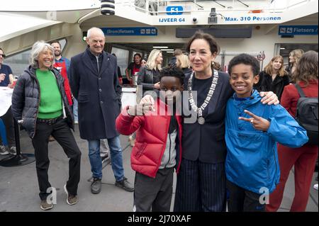 Amsterdam, pays-Bas. 5th mai 2022. 2022-05-05 10:38:23 AMSTERDAM - Maire Femke Halsema et président du comité d'Amsterdam 4 et 5 mai Job Cohen pendant l'ouverture d'un ferry spécial de la liberté. À bord du ferry, qui traverse l'IJ le jour de la libération, vous pourrez parler de la liberté, assister à des spectacles musicaux et manger un soupe de la liberté. ANP EVERT ELZINGA pays-bas - belgique OUT crédit: ANP/Alay Live News Banque D'Images