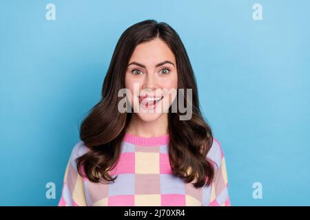 Photo de la jeune adorable femme lécher dents faim savoureuse clinique cavité protection isolée sur fond bleu de couleur Banque D'Images