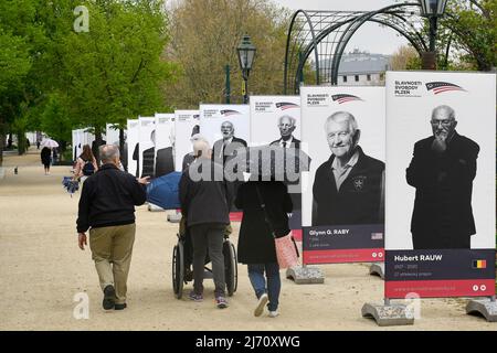 A la veille du premier jour du Festival de libération de Pilsen - célébration de la fin de la Seconde Guerre mondiale - la ville a été décorée avec des portraits de libérateurs, le 5 mai 2022, à Pilsen, République Tchèque. (Photo CTK/Miroslav Chaloupka) Banque D'Images