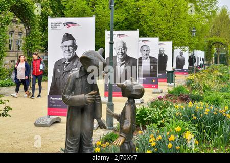 A la veille du premier jour du Festival de libération de Pilsen - célébration de la fin de la Seconde Guerre mondiale - la ville a été décorée avec des portraits de libérateurs, le 5 mai 2022, à Pilsen, République Tchèque. (Photo CTK/Miroslav Chaloupka) Banque D'Images