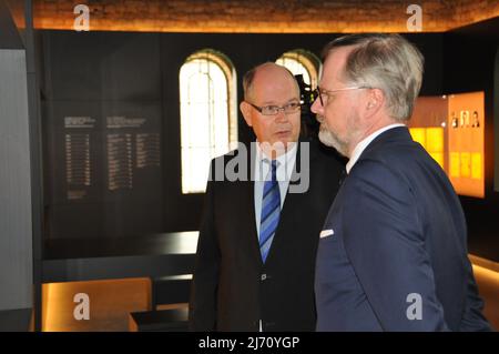 Le 5 mai 2022, le Premier ministre tchèque Petr Fiala, à droite, et le chef du centre commémoratif de résistance allemand Johannes Tuchel, à gauche, ont honoré la mémoire du mouvement anti-nazi tchécoslovaque à la prison de Plotzensee, à Berlin, en Allemagne. (CTK photo/Ales Zapotocky) Banque D'Images