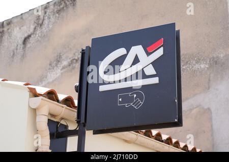 Bordeaux , Aquitaine France - 04 24 2022 : crédit agricole logo marque et texte signe banque française signalétique Banque D'Images