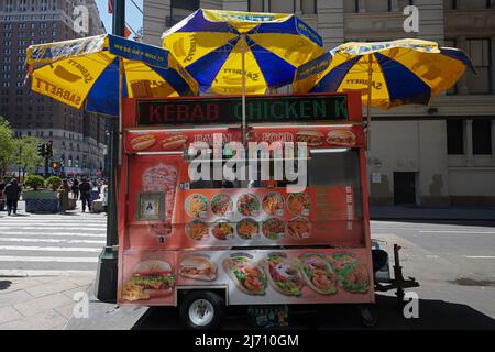 Les camions de nourriture Halal Guys sont dans les coins de rue dans toute la ville de New York Banque D'Images