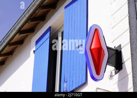 Bordeaux , Aquitaine France - 04 24 2022 : enseigne rouge tabac du logo de la boutique française du tabac avec façade en texte blanc Banque D'Images