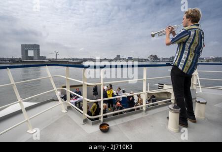 Amsterdam, pays-Bas. 5th mai 2022. 2022-05-05 10:59:20 AMSTERDAM - passagers sur le ferry spécial de la liberté. À bord du ferry, qui traverse l'IJ le jour de la libération, vous pourrez parler de la liberté, assister à des spectacles musicaux et manger un soupe de la liberté. ANP EVERT ELZINGA pays-bas - belgique OUT crédit: ANP/Alay Live News Banque D'Images