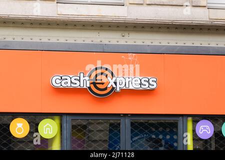 Bordeaux , Aquitaine France - 04 24 2022 : logo Cash express et enseigne murale de la boutique façade de la boutique de crevettes Cashexpress Banque D'Images