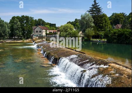 Un seuil rocheux sur la Seine à Champagne, en France Banque D'Images