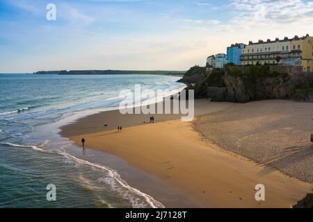 Plage du pays de Galles, vue sur une soirée d'été de personnes se tenant sur South Beach à Tenby, Pembrokeshire, pays de Galles, Royaume-Uni Banque D'Images