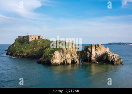 Île Sainte-Catherine Tenby, vue sur la marée haute de l'île Sainte-Catherine, une immense formation de roche sur laquelle se trouvent un fort et un emplacement de WW2 armes à feu. Banque D'Images