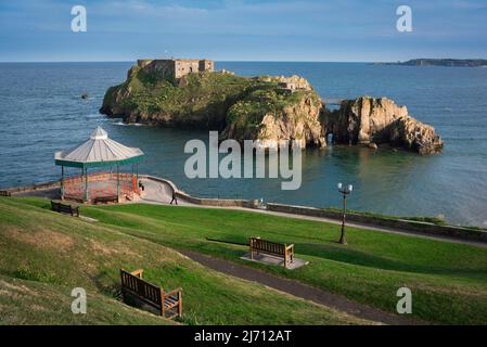 Le tourisme au pays de Galles, vue sur le parc de Castle Hill et kiosque à musique à Tenby avec l'île Sainte-Catherine située à proximité, la côte de Pembrokeshire, pays de Galles, Royaume-Uni Banque D'Images